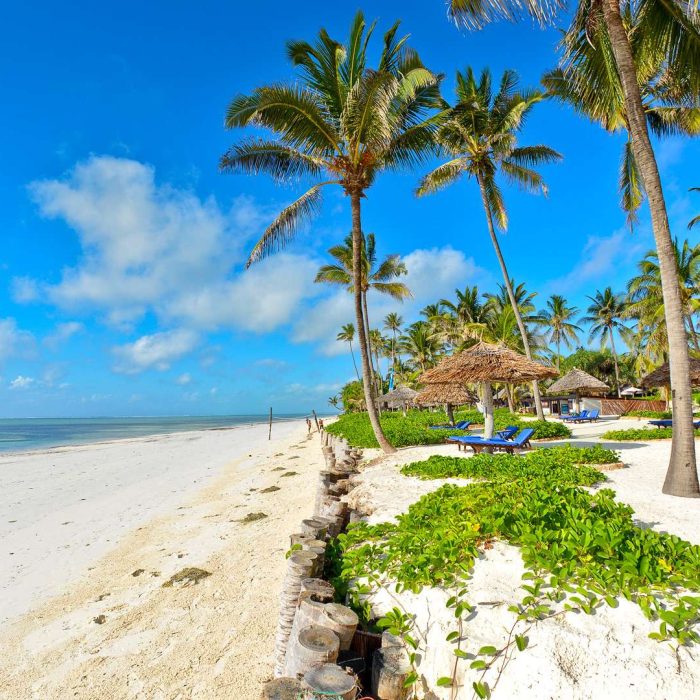 01ZBRZ-IM0001-breezes-beach-club