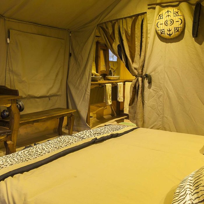pembezoni-camp-serengeti-bed
